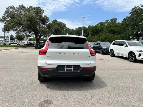 2023 Volvo XC40 B5 Plus Dark Theme