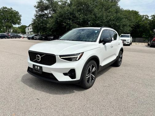 2023 Volvo XC40 B5 Plus Dark Theme