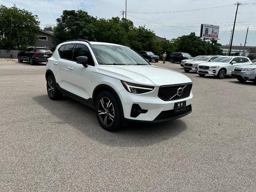2023 Volvo XC40 B5 Plus Dark Theme