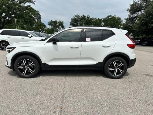 2023 Volvo XC40 B5 Plus Dark Theme