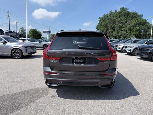 Platinum Grey Metallic 2025 Volvo XC60 B5 Plus