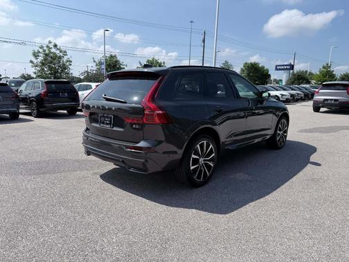 Platinum Grey Metallic 2025 Volvo XC60 B5 Plus