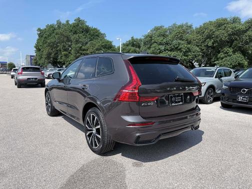 Platinum Grey Metallic 2025 Volvo XC60 B5 Plus