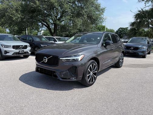 Platinum Grey Metallic 2025 Volvo XC60 B5 Plus