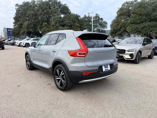 2025 Volvo XC40 B5 Core Bright Theme