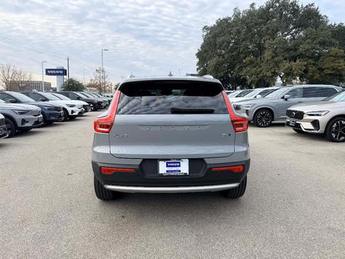 2025 Volvo XC40 B5 Core Bright Theme