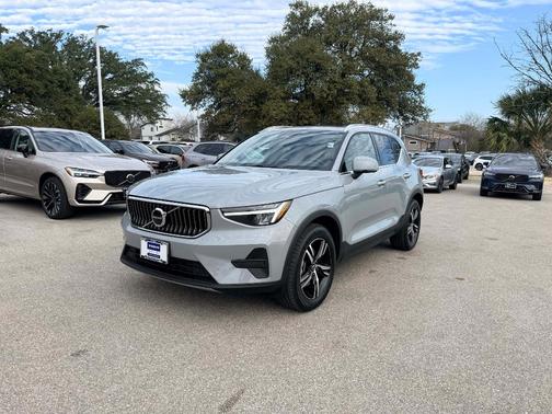 2025 Volvo XC40 B5 Core Bright Theme