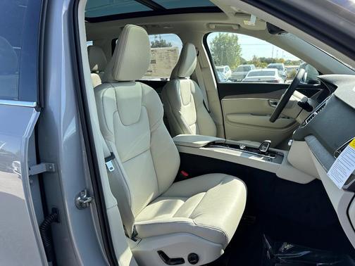 2025 Volvo XC90 B6 Plus 7-Seater