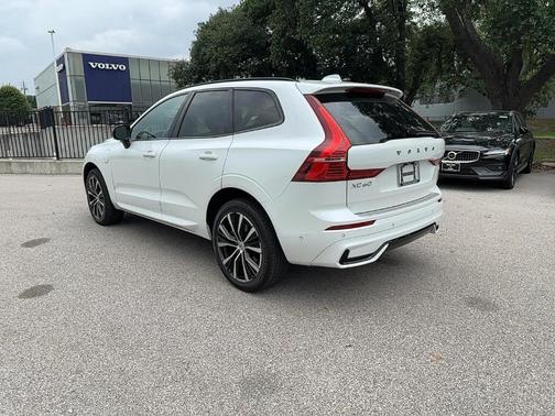 2023 Volvo XC60 Recharge Plug-In Hybrid T8 Plus Dark Theme