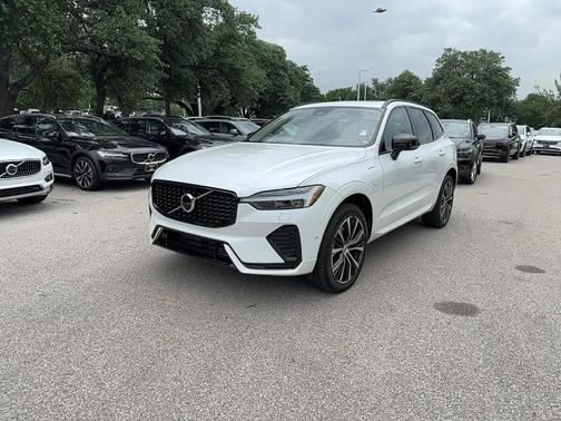 2023 Volvo XC60 Recharge Plug-In Hybrid T8 Plus Dark Theme