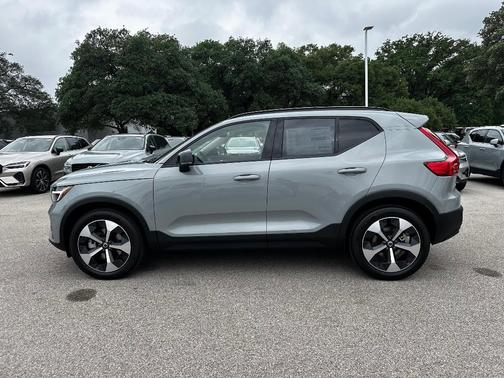 2025 Volvo XC40 B5 Plus Dark Theme
