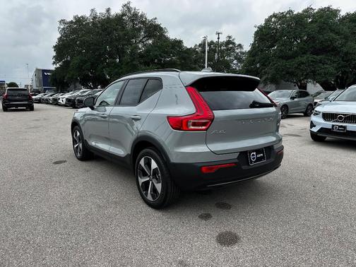 2025 Volvo XC40 B5 Plus Dark Theme