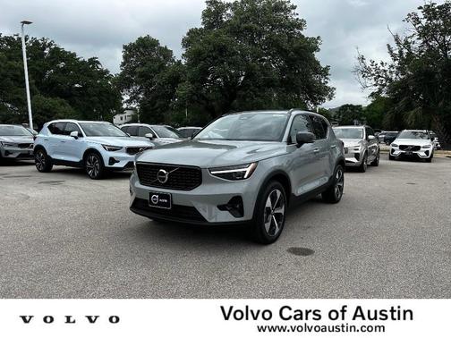 2025 Volvo XC40 B5 Plus Dark Theme