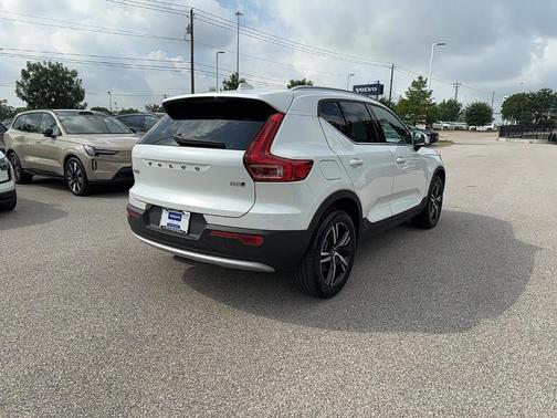 2025 Volvo XC40 B5 Core Bright Theme
