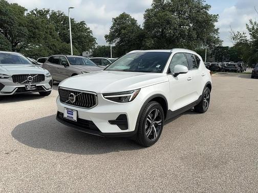 2025 Volvo XC40 B5 Core Bright Theme