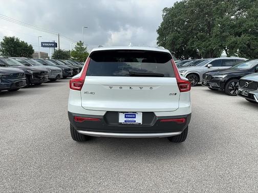 2025 Volvo XC40 B5 Core Bright Theme