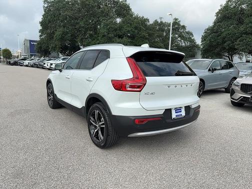2025 Volvo XC40 B5 Core Bright Theme