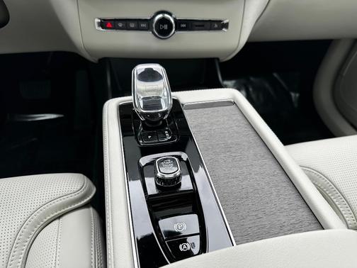 2025 Volvo XC90 Plug-In Hybrid T8 Ultra 7-Seater