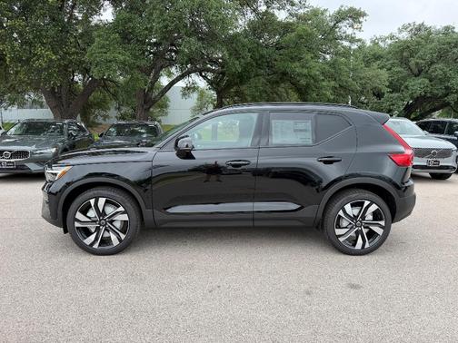 Onyx Black 2026 Volvo XC40 B5 Ultra