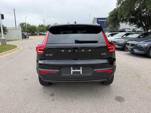 Onyx Black 2026 Volvo XC40 B5 Ultra