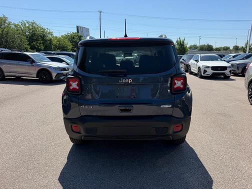 Slate Blue Pearlcoat 2022 Jeep Renegade Latitude