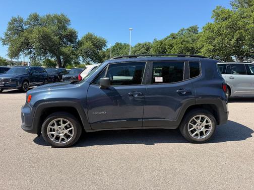 Slate Blue Pearlcoat 2022 Jeep Renegade Latitude