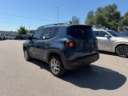 Slate Blue Pearlcoat 2022 Jeep Renegade Latitude