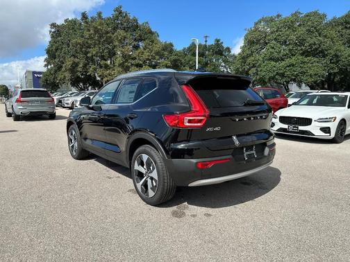 2025 Volvo XC40 B5 Core Bright Theme