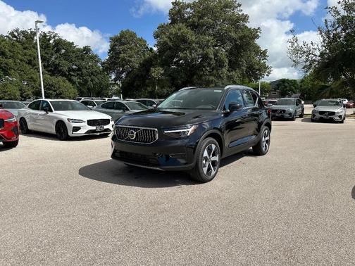 2025 Volvo XC40 B5 Core Bright Theme