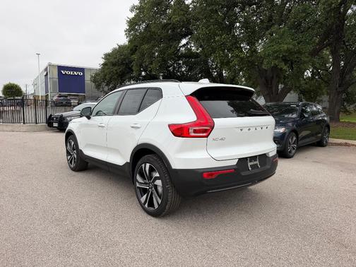 Crystal White 2026 Volvo XC40 B5 Plus