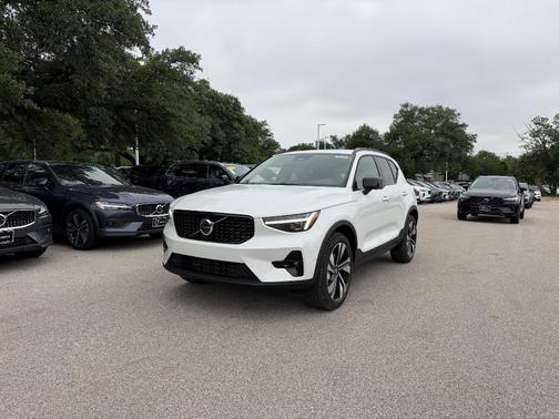 Crystal White 2026 Volvo XC40 B5 Plus