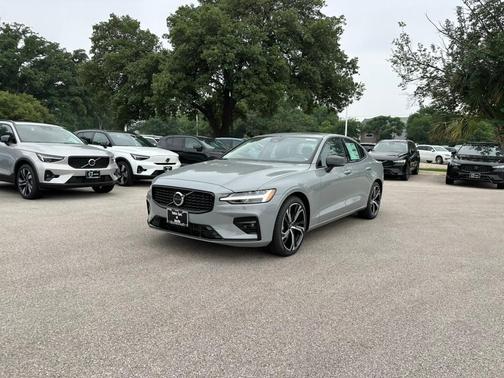 2024 Volvo S60 B5 Core Dark Theme