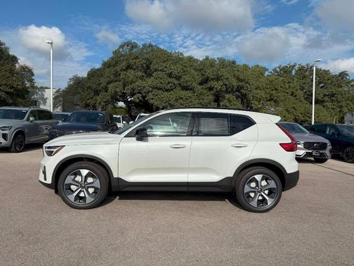 2026 Volvo XC40 B5 Plus