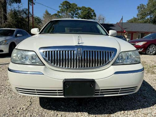 WHITE 2004 Lincoln Town Car Ultimate