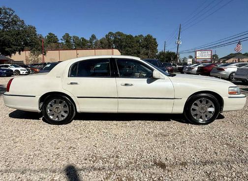 WHITE 2004 Lincoln Town Car Ultimate
