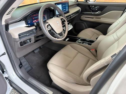 Ceramic Pearl Metallic Tinted Clearcoat 2023 Lincoln Corsair Standard