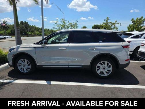 Ceramic Pearl Metallic Tinted Clearcoat 2023 Lincoln Corsair Standard