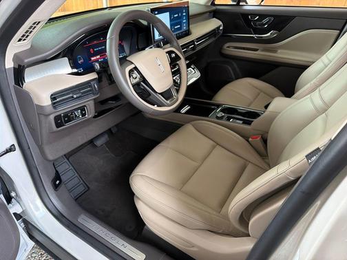Ceramic Pearl Metallic Tinted Clearcoat 2023 Lincoln Corsair Standard