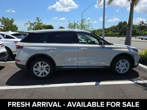 Ceramic Pearl Metallic Tinted Clearcoat 2023 Lincoln Corsair Standard
