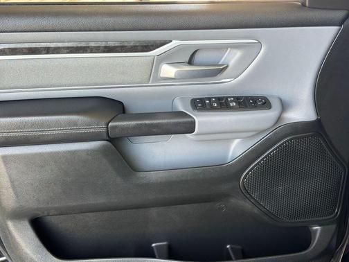 Diamond Black Crystal Pearlcoat 2022 RAM 1500 Big Horn/Lone Star