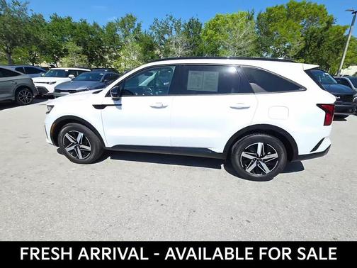 Glacial White Pearl 2023 Kia Sorento EX