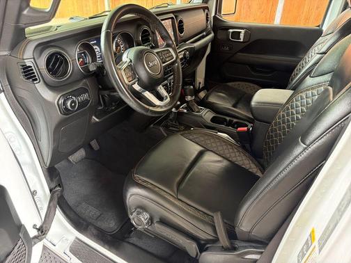 Bright White Clearcoat 2022 Jeep Wrangler Unlimited Sahara