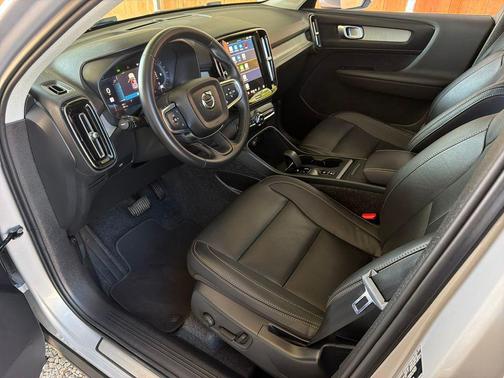 2025 Volvo XC40 B5 Core Bright Theme