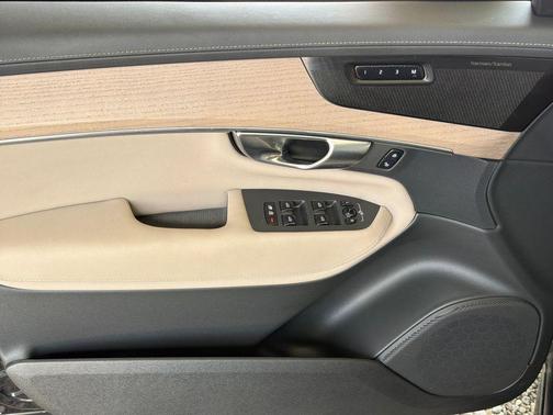 Onyx Black Metallic 2025 Volvo XC90 B6 Plus 7-Seater