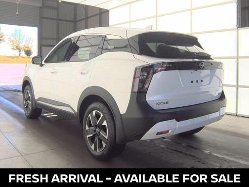 Aspen White Tricoat 2025 Nissan Kicks SR