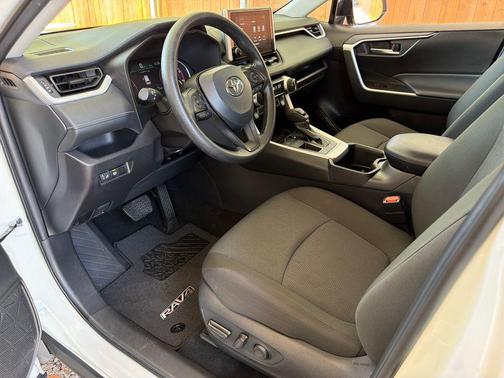 Ice Cap 2025 Toyota RAV4 XLE
