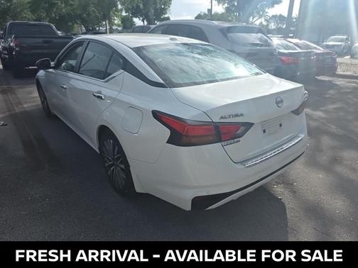 Pearl White Tricoat 2023 Nissan Altima 2.5 SV