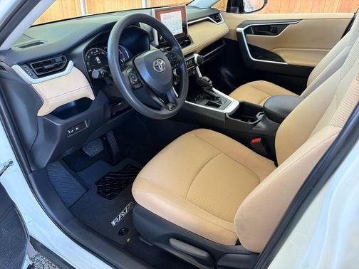 Ice Cap 2025 Toyota RAV4 LE