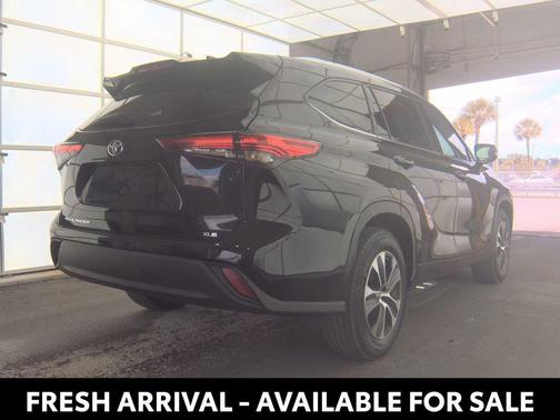Midnight Black Metallic 2021 Toyota Highlander XLE