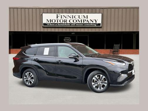 Midnight Black Metallic 2021 Toyota Highlander XLE
